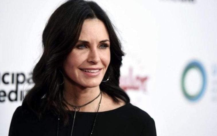 Courteney Cox aparece luego de confesar que se liberó de los fillers del rostro