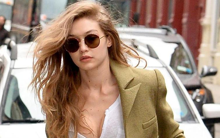 ¡A Gigi Hadid le sostienen hasta el paraguas!