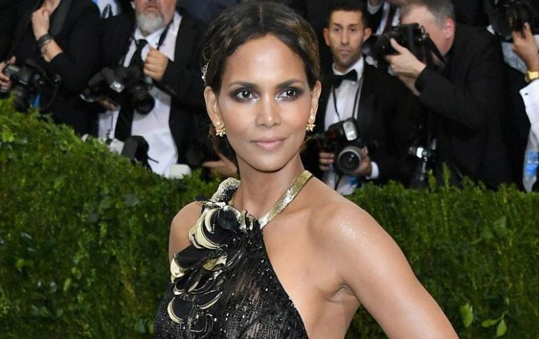 Vestido le marca panza a Halle Berry ¡pero no está embarazada!