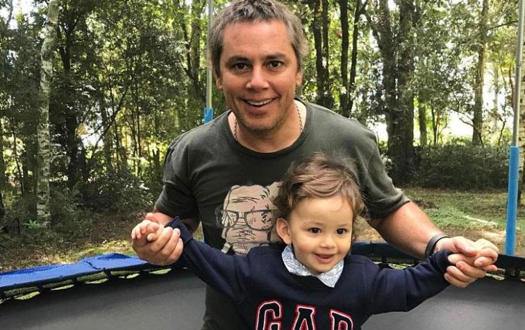 José Miguel Viñuela y su hijo de dos años bailan conocido axé