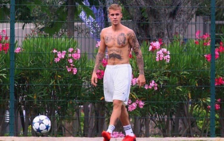 Justin Bieber es captado junto a dos mujeres en Francia