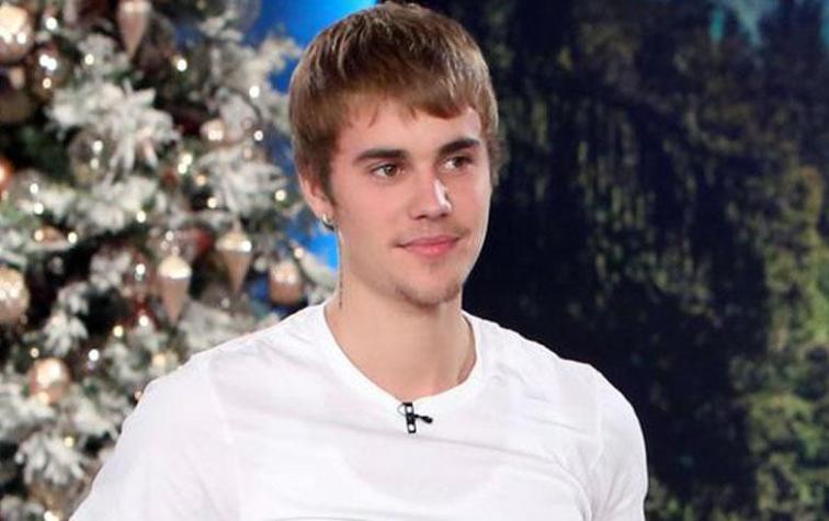 Ven a Justin Bieber relajándose junto a nueva conquista