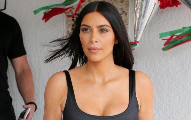 Madres usuarias trollean a Kim Kardashian por sentar mal en el auto a su hijo de 18 meses