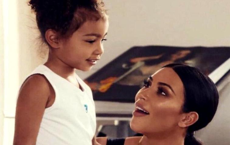 Kim Kardashian fue sin sostén al cumpleaños de su hija