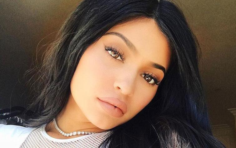 Kylie Jenner luce el corsé de moda encima de una básica XL