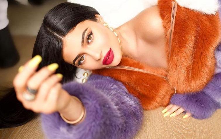 Kylie Jenner muestra abultada delantera para promocionar su línea de ropa