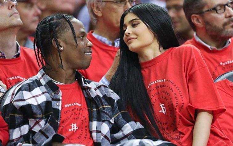 Kylie Jenner y Travis Scott se tatúan en señal de su amor