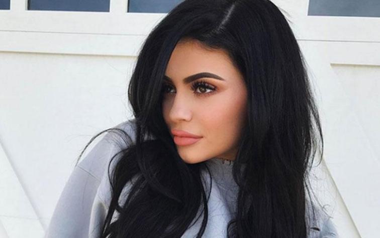 Kylie Jenner salió a la calle sin sus curvas