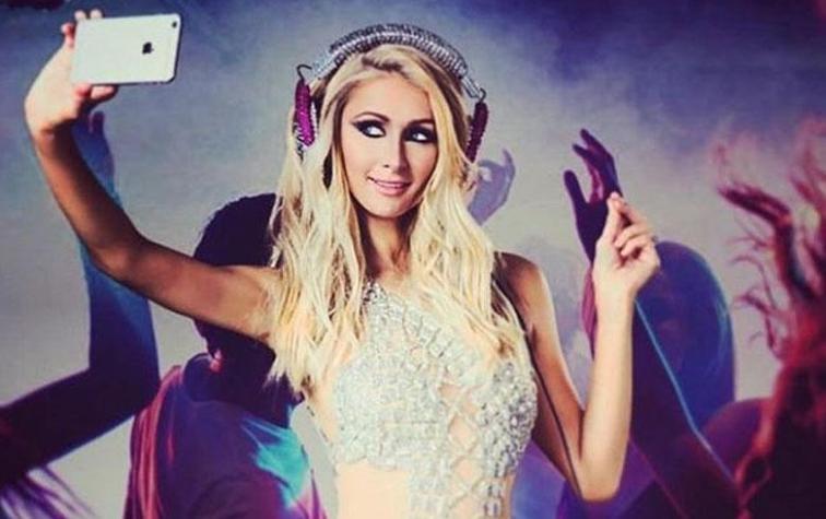 Paris Hilton celebra en topless el día de la selfie