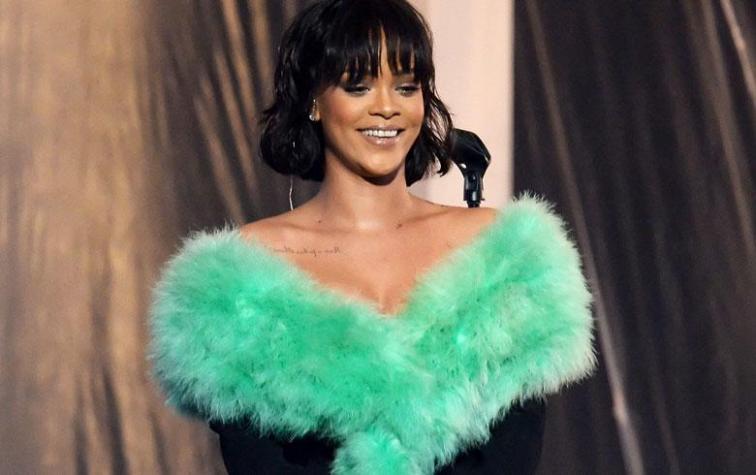 Rihanna baila sin sostén, en transparencia y en medio de comentarios por sobre peso