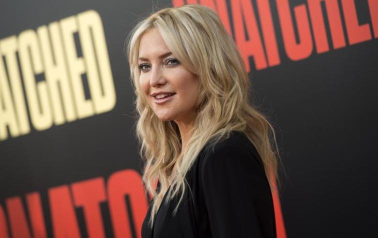 Kate Hudson impacta con la cabeza rapada