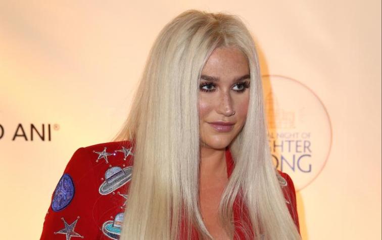 Kesha lanza videoclip inspirado en sus duras experiencias