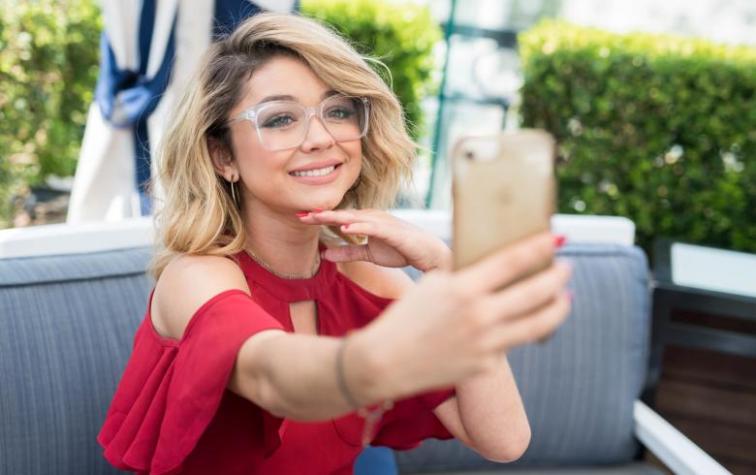 Sarah Hyland estrena pelo rojo y parece una sirena