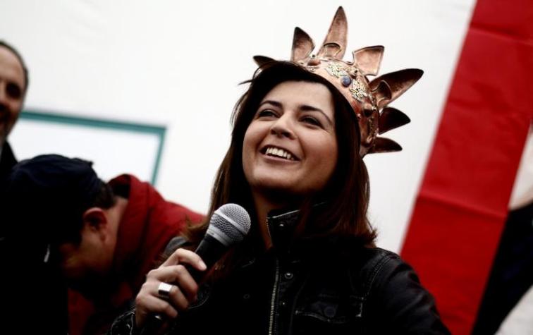 Scarleth Cárdenas se casó en fiesta ambientada en los 70