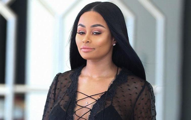 Blac Chyna muestra los millones invertidos en su figura con ceñido traje nude