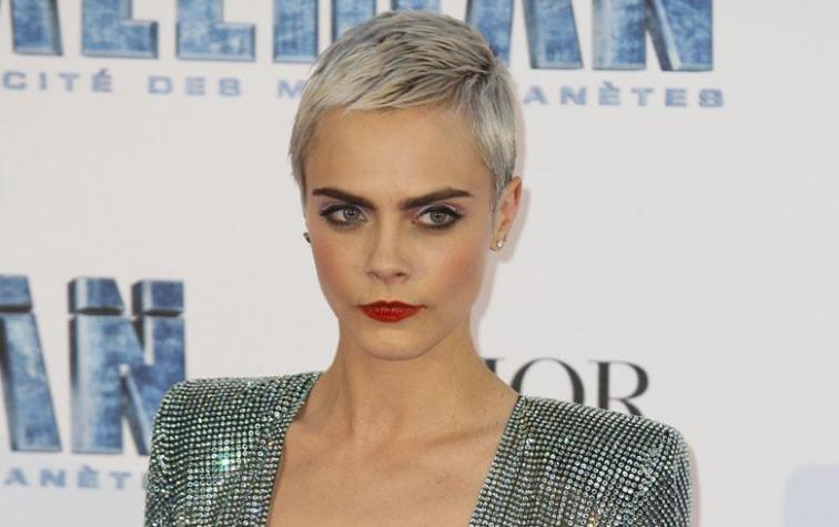 Cara Delevingne se convierte en morena, rubia y colorina en su primer videoclip