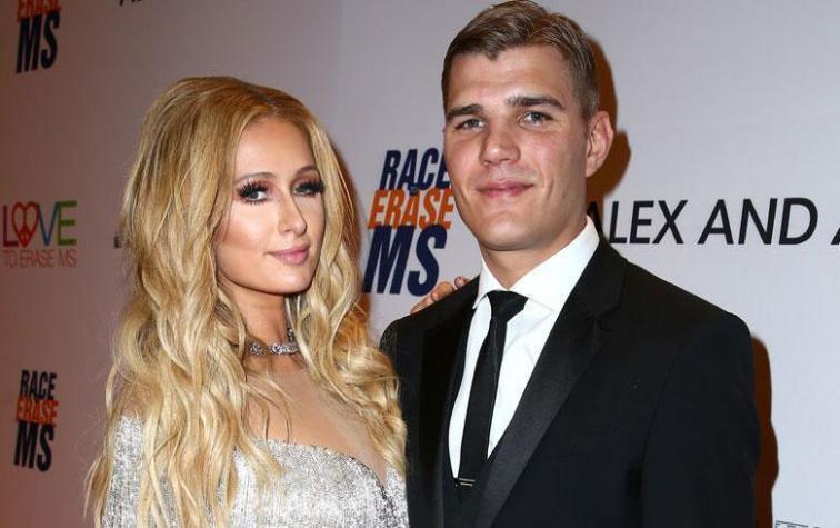 Novio de Paris Hilton se tatúa su nombre como regalo de aniversario