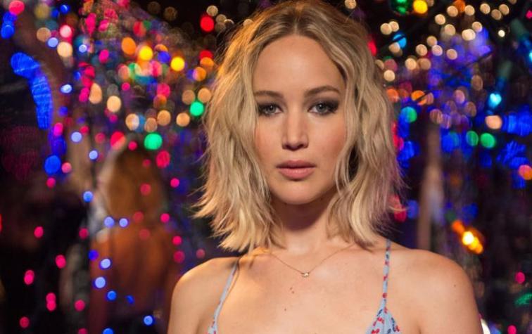 Jennifer Lawrence es captada sin maquillaje y con look casual