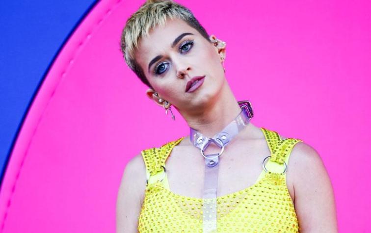 Katy Perry estupenda y desatada en la costa italiana
