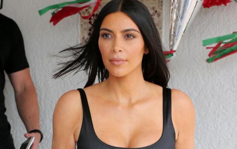 Kim Kardashian impacta en sexy outfit en cita en restaurant