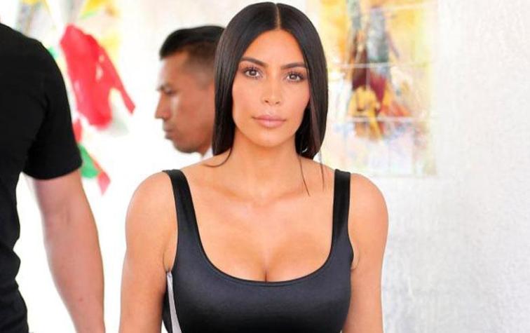 Kim Kardashian estrena su versión de la famosa polera mal cortada