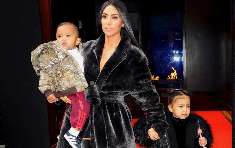 Kim Kardashian defiende el corsé que le puso a su hija North