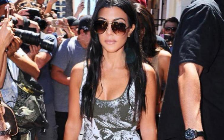 Kourtney Kardashian a punto de lucir tendencia del calzón a la vista 