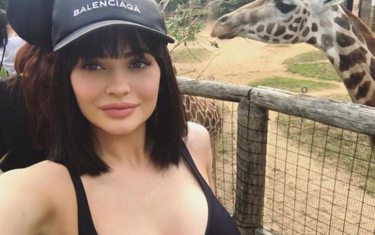 Kylie Jenner luce su delantera más abultada que nunca