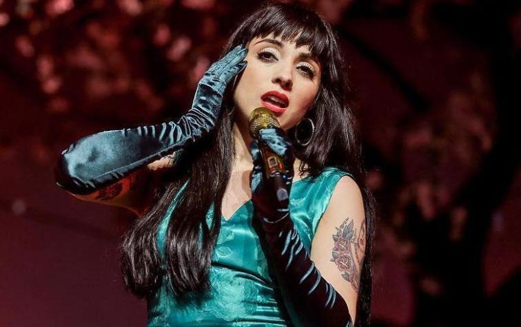 Mon Laferte se une a la tendencia de lucir los calcetines