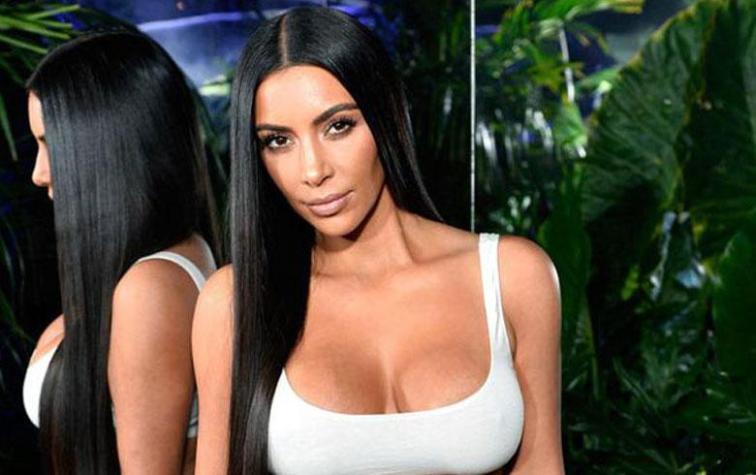 Kim Kardashian impacta con cintura de avispa en evento