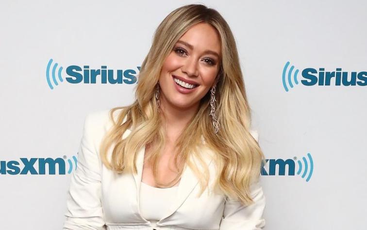 Hilary Duff lleva la tendencia del momento al traje de baño