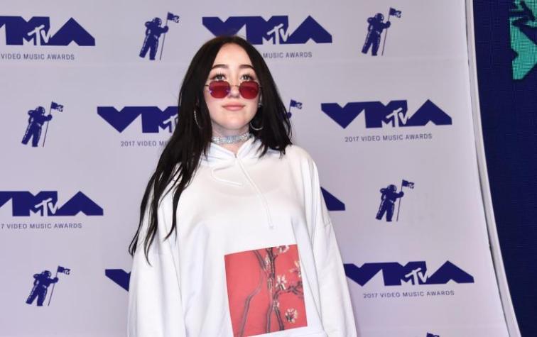 Noah Cyrus se presentó con poleron oversize para los VMA  