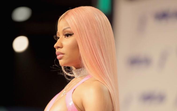 Nicki Minaj impacta con látex, cintura de avispa y pelo hasta el suelo