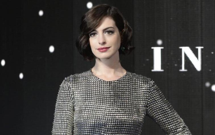 Filtran fotos de Anne Hathaway desnuda junto a su pareja