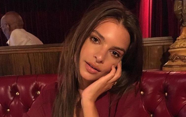 Emily Ratajkowski se suma a la tendencia del pantalón de buzo