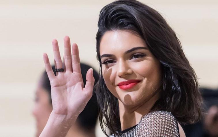 Kendall Jenner hace gala de su atlética figura en ceñido mini vestido