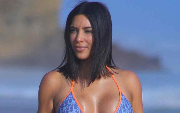 Kim Kardashian trae de regreso el bermuda y luce braless 