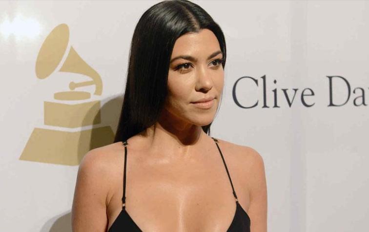 Tres colores básicos que Kourtney Kardashian mezcló en un solo outfit