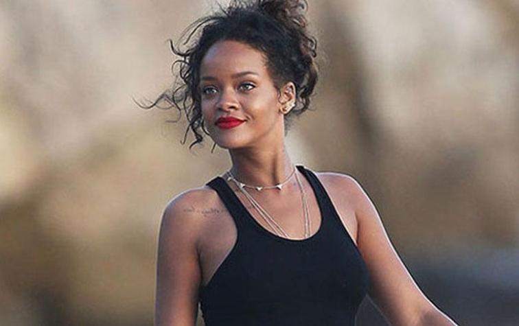 Rihanna se luce muy enamorada mientras Chris Brown habla de ella