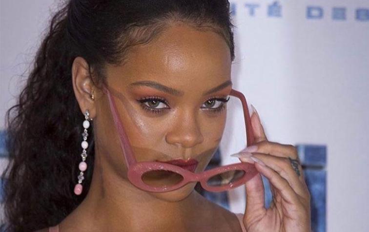 Rihanna cambió su look y mostró sus curvas en temático traje