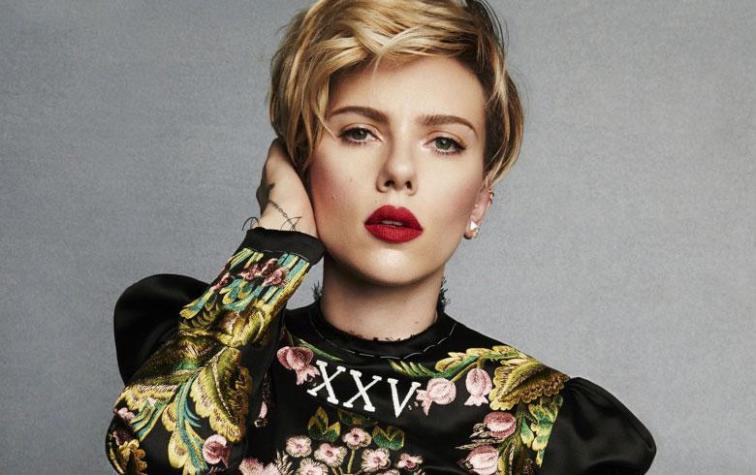 Scarlett Johansson sorprende con tremendo tatuaje en su espalda