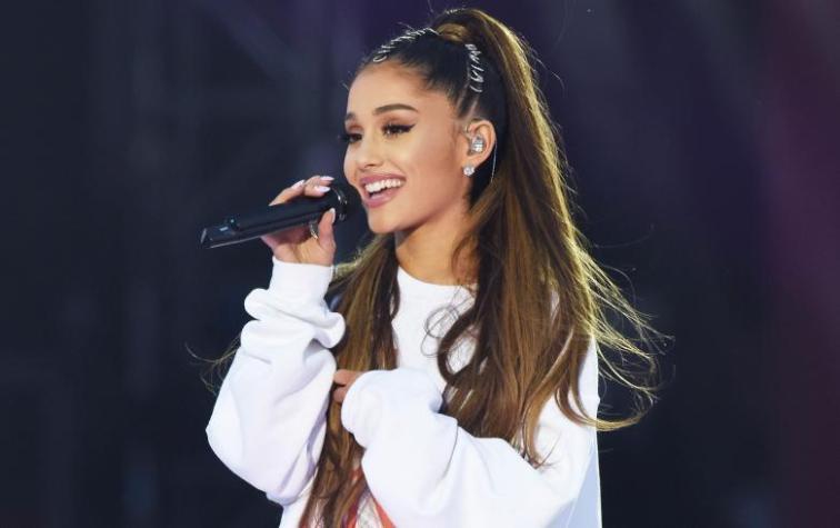 Ariana Grande se tropieza mientras cantaba en pleno concierto 