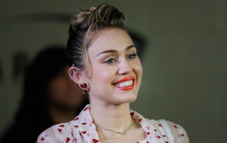 Miley Cyrus vuelve a la extravagancia en el festival “I Heart Radio”