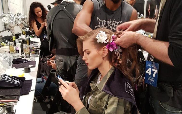 Backstage NYFW: así viven las modelos los momentos previos a un desfile