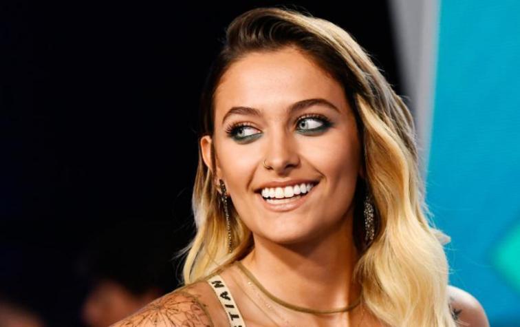 Paris Jackson muestra su nuevo tatuaje en topless