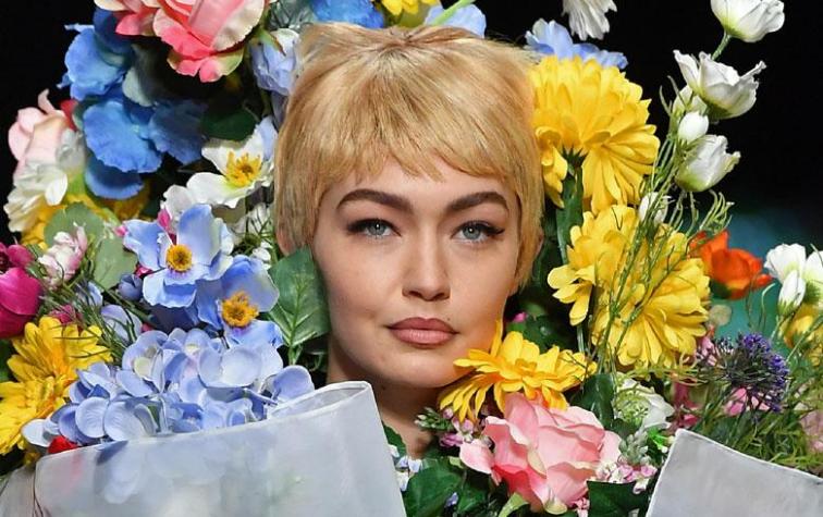 Moschino transformó a Gigi Hadid en un ramo de flores