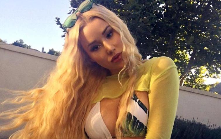 Iggy Azalea impacta con cintura de avispa en rosado bikini