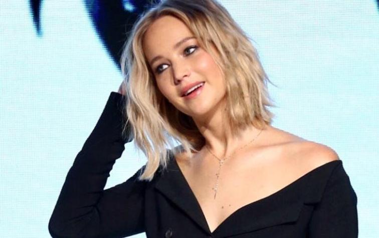 El femenino escote de Jennifer Lawrence en el Festival de Venecia