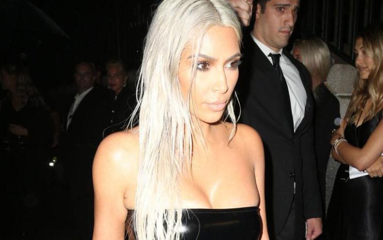 Kim Kardashian luce tijereteado vestido en cita nocturna de la NYFW