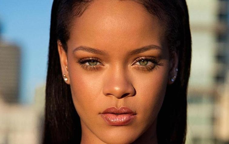 Rihanna lanza línea de maquillaje en la NYFW vistiendo de amarillo